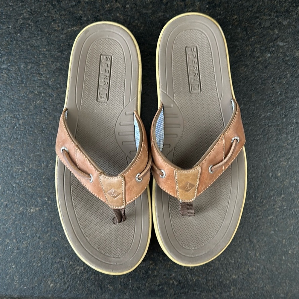 Men’s Sperry flip flop leather brown. Size 11 worn once. Great condition.